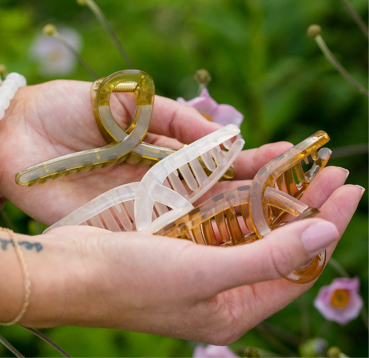 Close-up view of the claw clip’s teeth and sage green finish