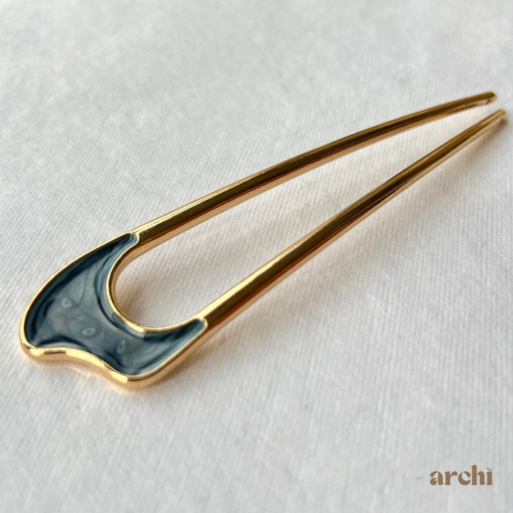 Close-up view of the pearl accents and gold finish on the Chérie Gold Hair Pin.